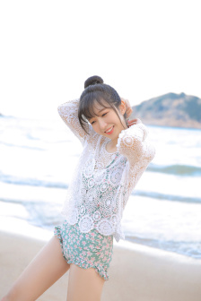 女子双手双脚被胶水粘住无法自救